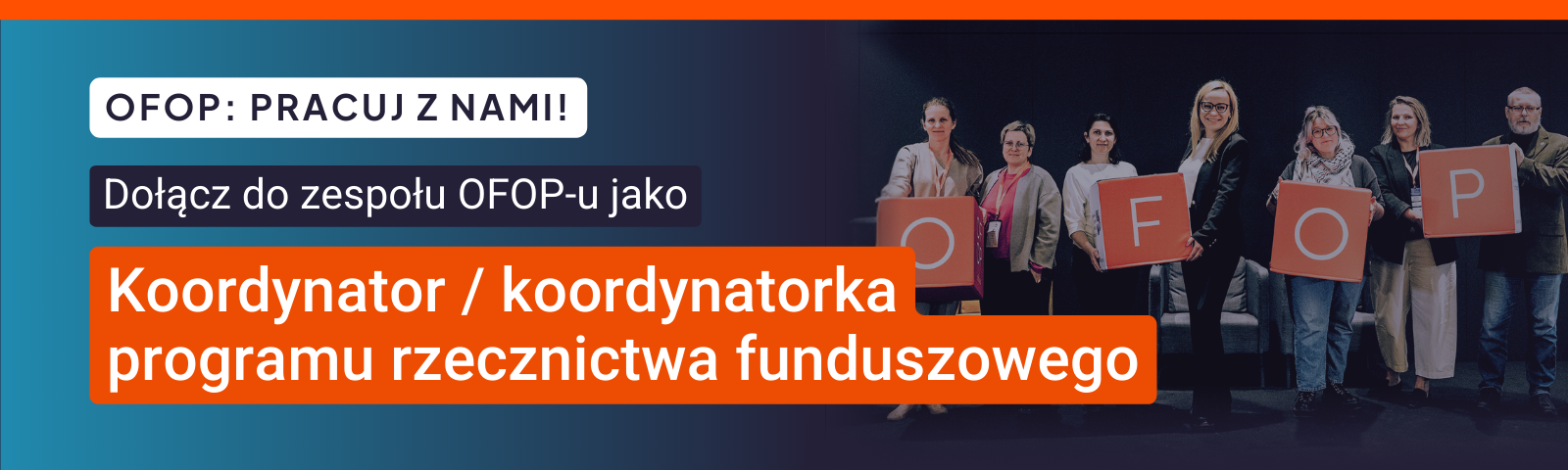 Obrazek ilustracyjny. Napis: "OFOP: pracuj z nami! Dołącz do zespołu OFOP-u jako koordynator / koordynatorka programu rzecznictwa funduszowego". W tle zdjęcie: siedem osób w rzędzie wspólnie trzyma kwadratowe tabliczki z literami, które układają się w nazwę OFOP.